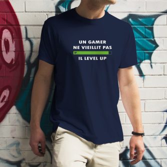 T-shirt "Un gamer ne vieillit pas il level up"